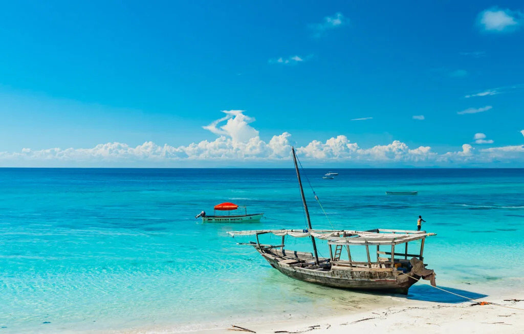 wooden-fishing-ship-white-sand-beach-low-tide-indian-ocean-zanzibar-tanzania-1024x653